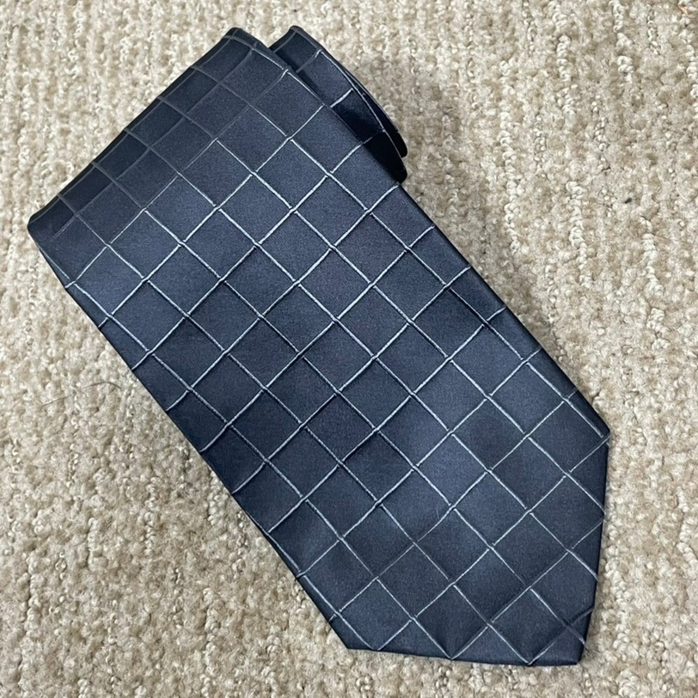 Hugo Boss Necktie Men Black Silk Grid Pattern Made in Italy Corporate Minimalist